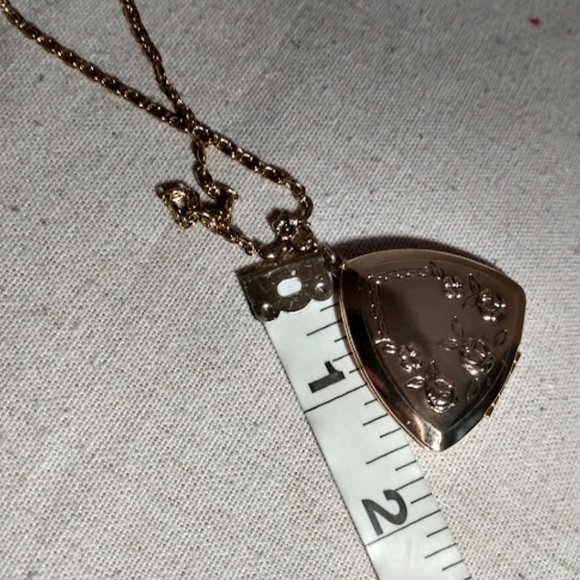 Gold tone locket & chain necklace - Picture 8 of 9
